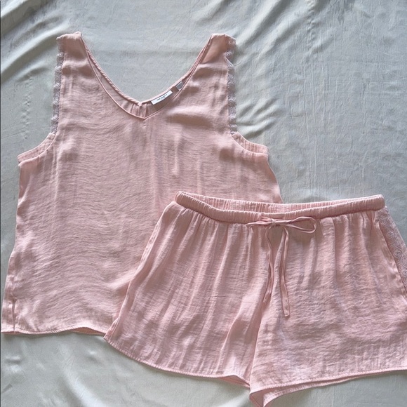 Van Winkle & Co Other - Van Winkle Co. Matte Silk Pink Pajama Set V-Neck & Drawstring Shorts Lacey Sz L